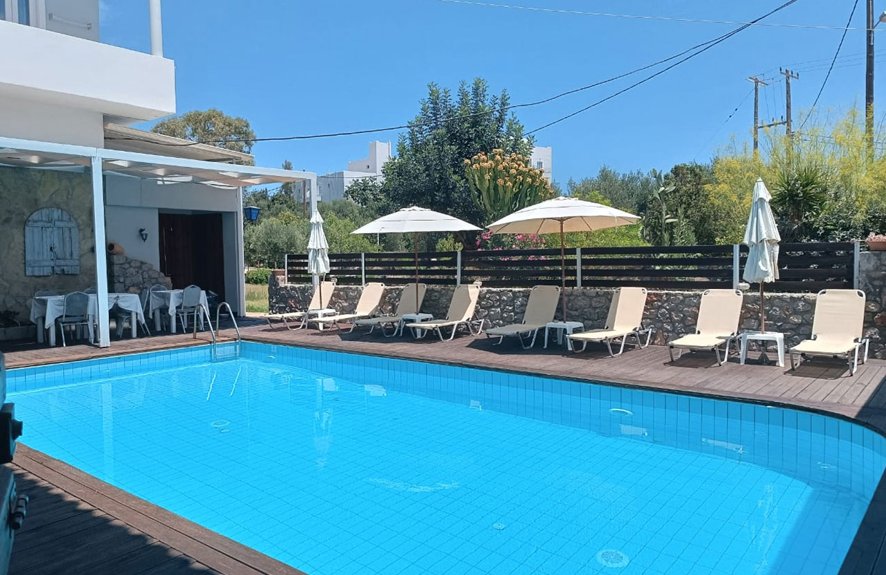 Swimming Pool & Pool Bar